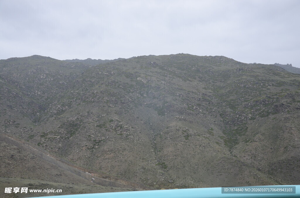 山景下的蓝色水域