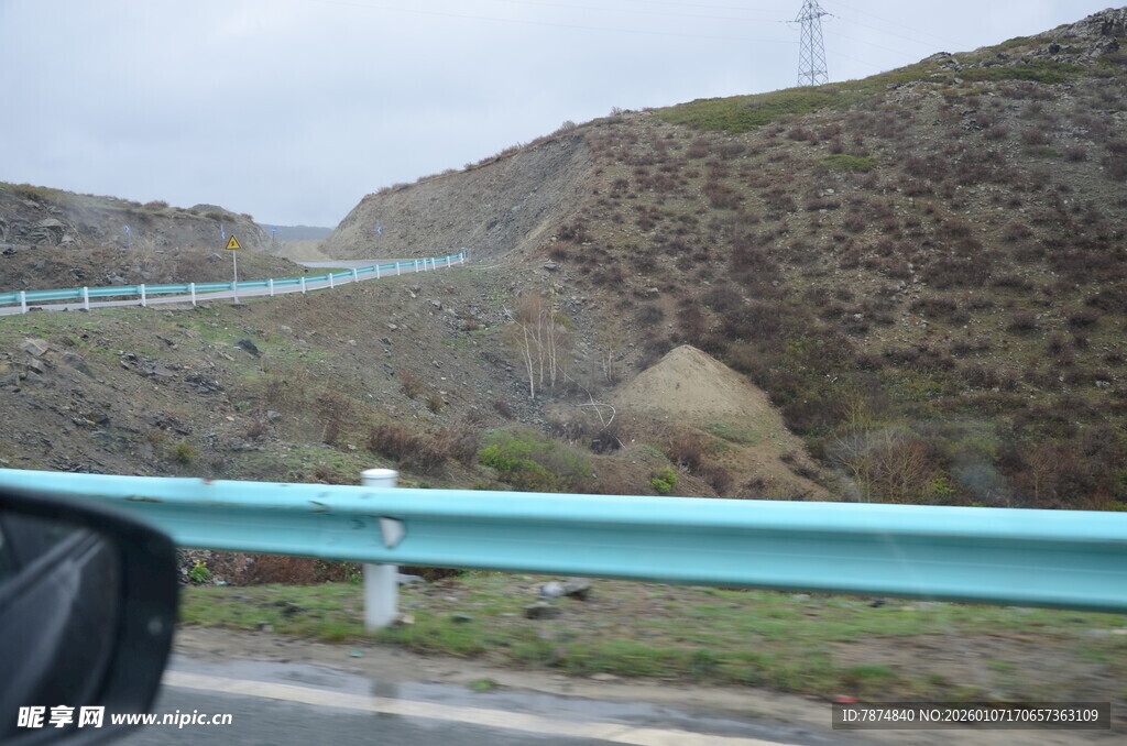 公路旁的山峦与防护栏