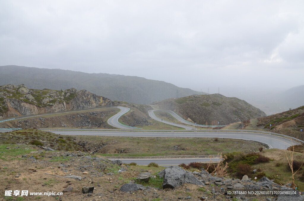 山间蜿蜒公路 云雾缭绕