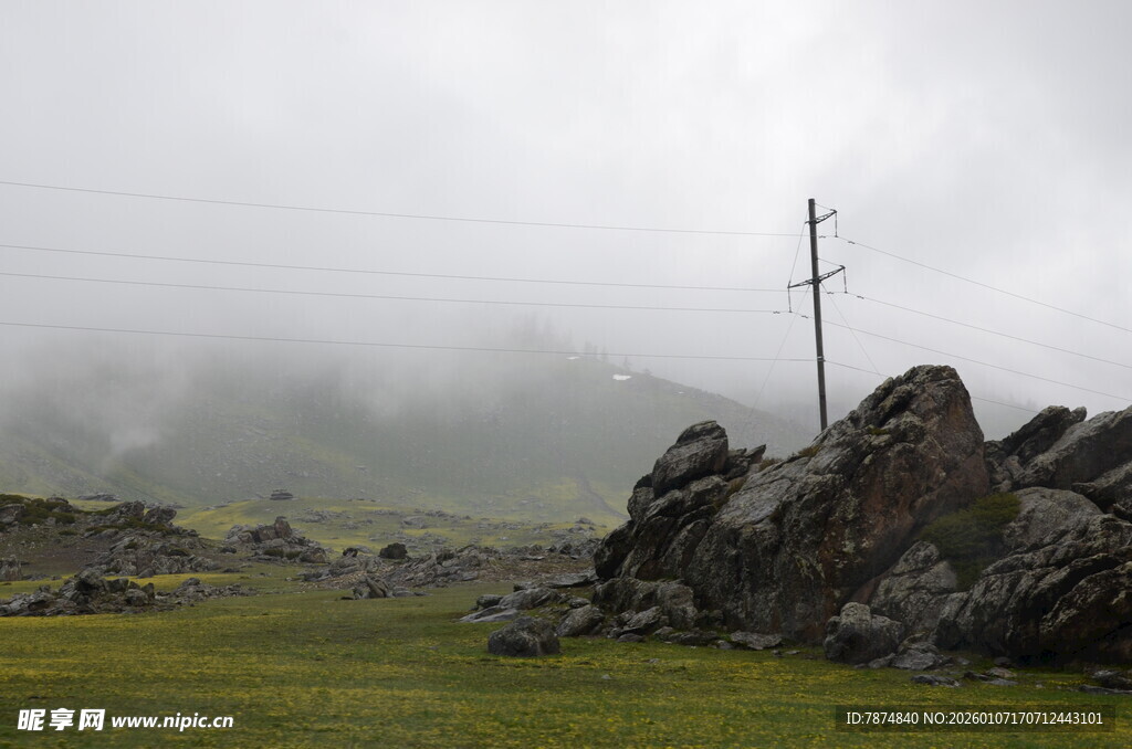 山间雾景中的电线杆