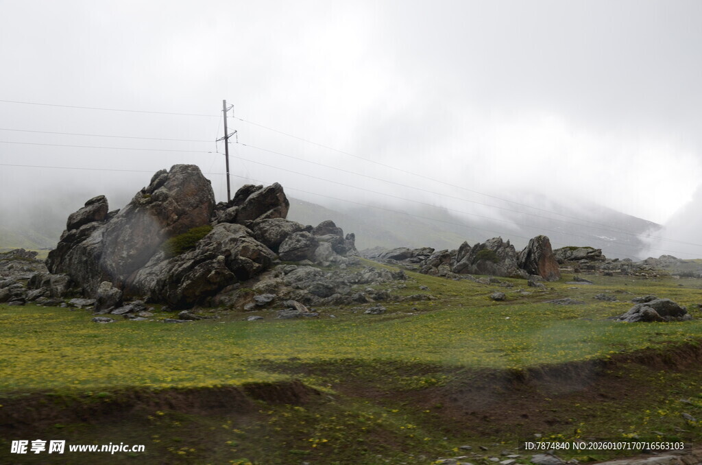山间巨石与朦胧云雾景观