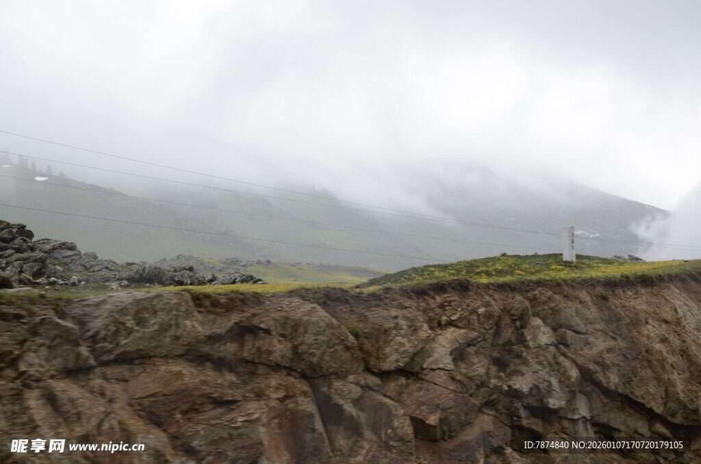 云雾缭绕的山间岩石景观