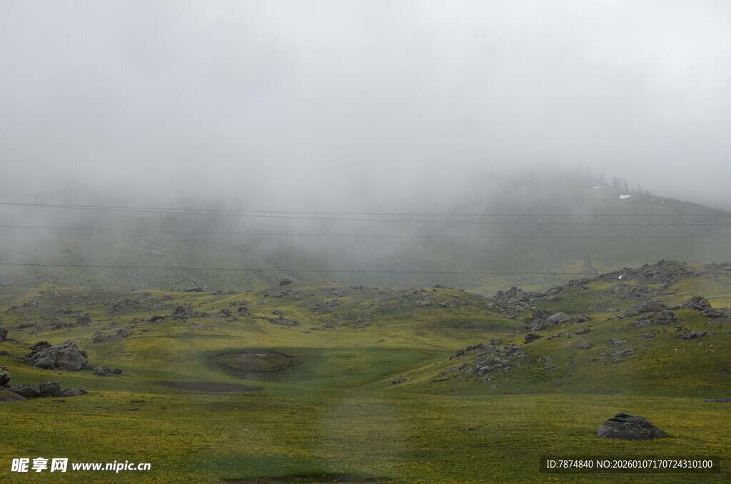 云雾缭绕的山间绿野