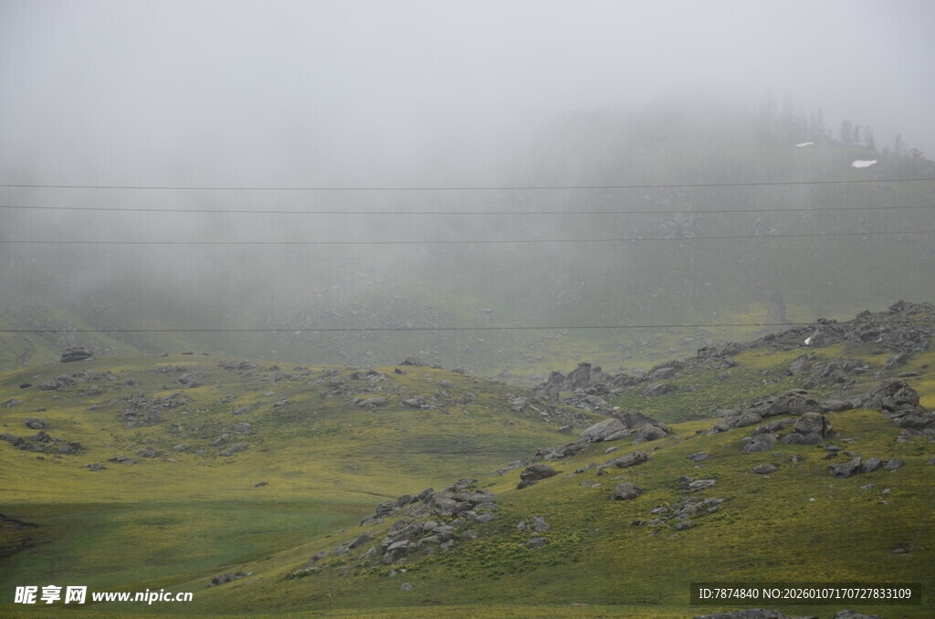 山间雾霭中的草地与岩石