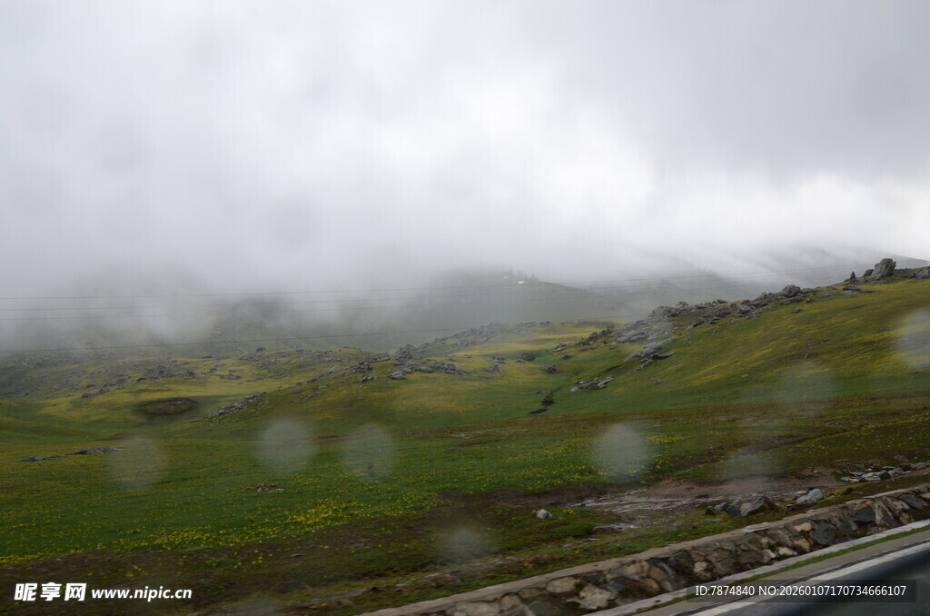 雨中朦胧的山间公路景色
