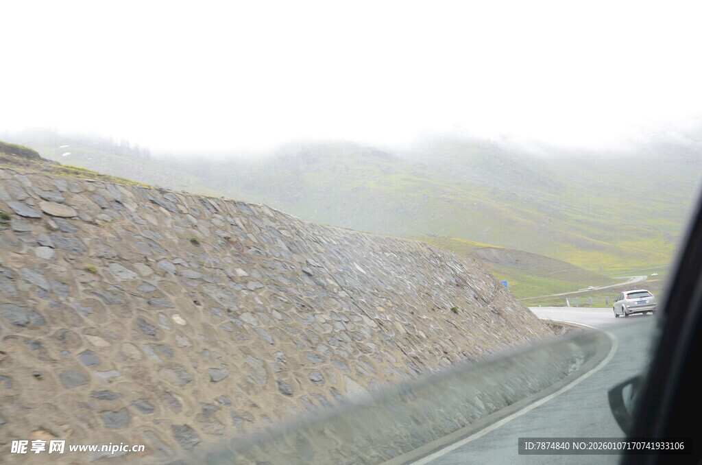 雨中公路旁的护坡景观