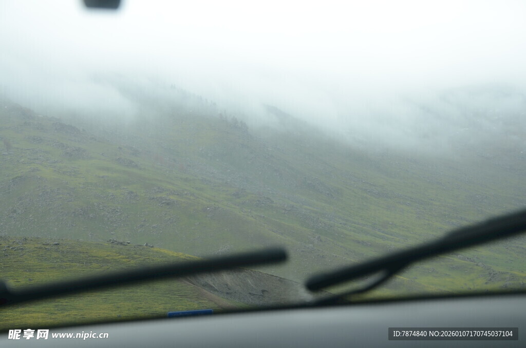 车内视角的雾中景色