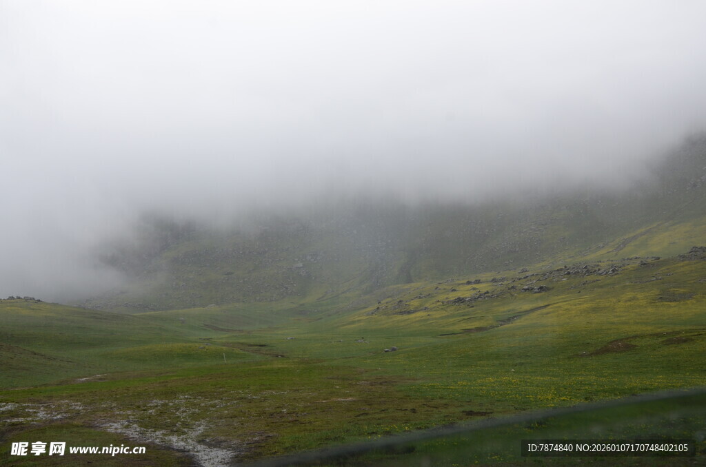 云雾缭绕的山间美景