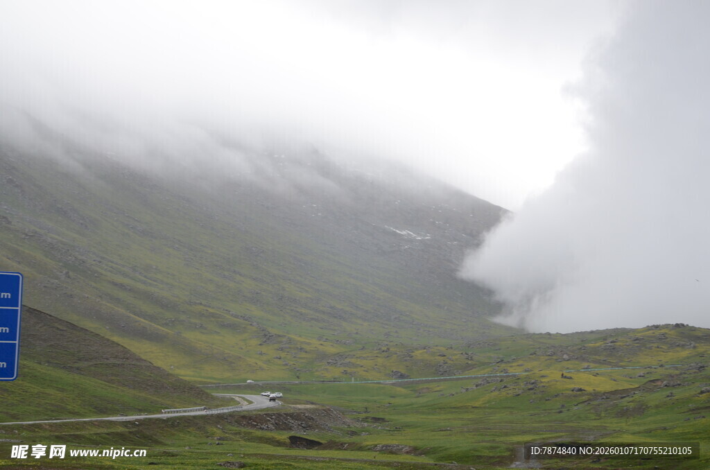 山间云雾缭绕的绿色景致