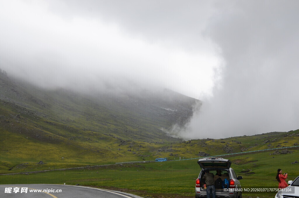 山间云雾缭绕的公路风景