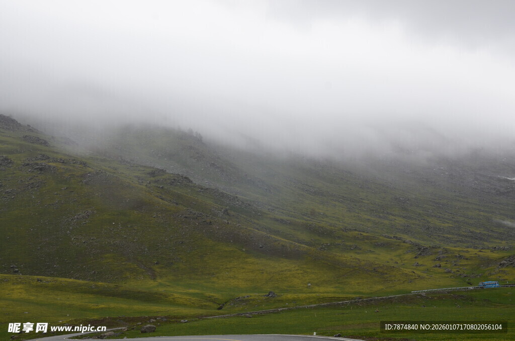 山间云雾缭绕的绿色景致