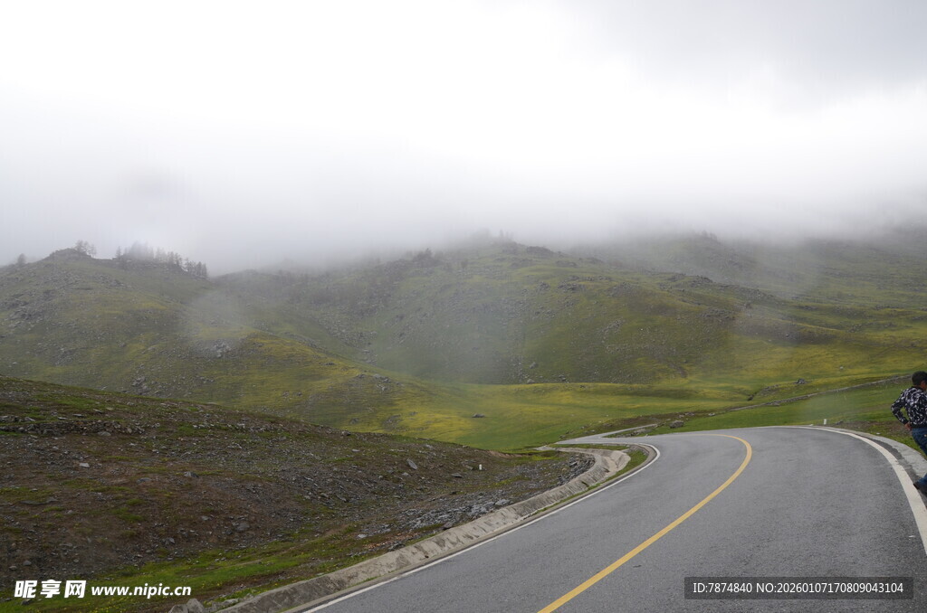 山间云雾中的蜿蜒公路