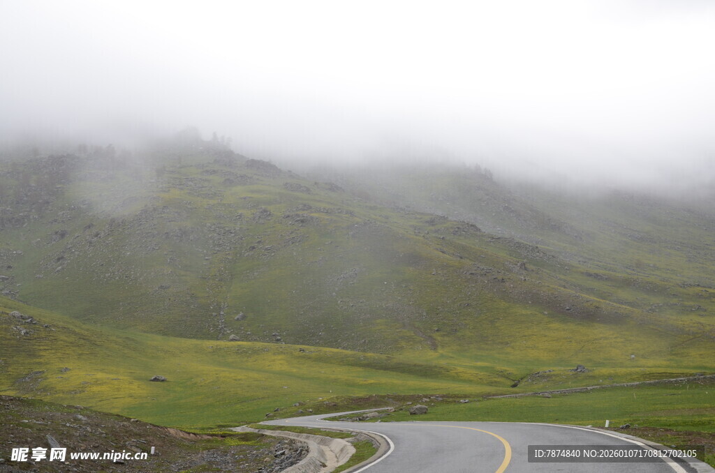 山间云雾缭绕的蜿蜒公路