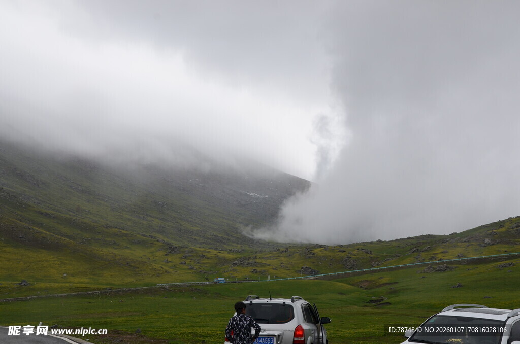 山间云雾缭绕的壮观景象