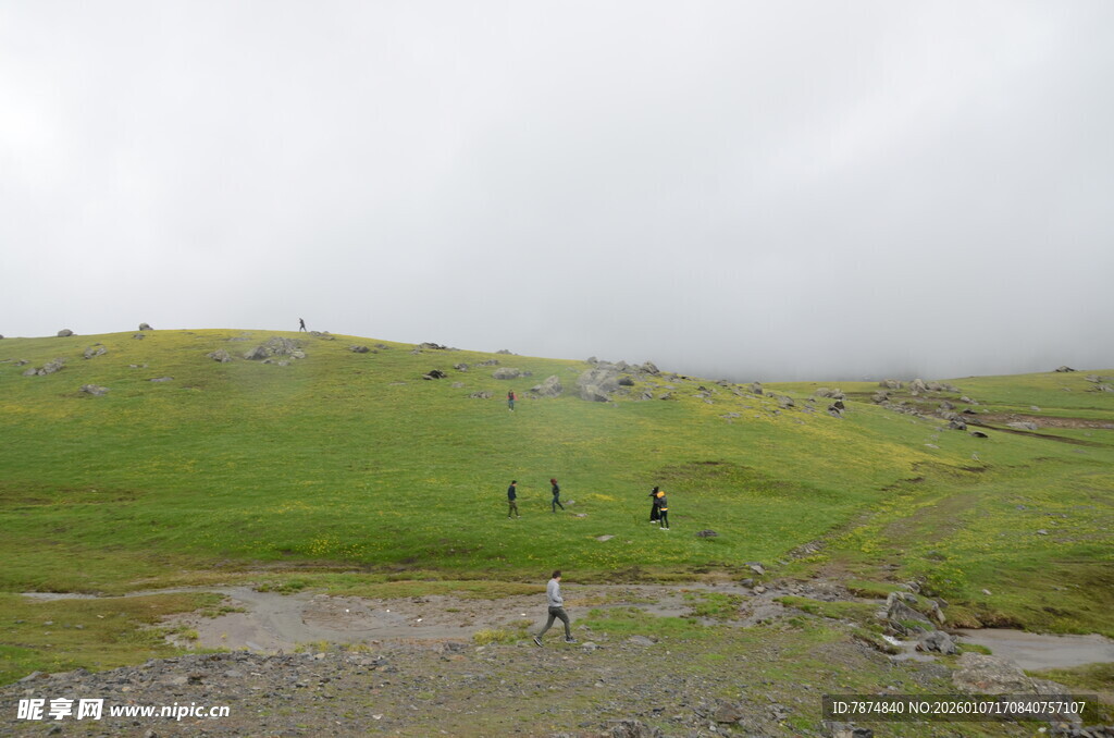 草原上的行人与开阔风景