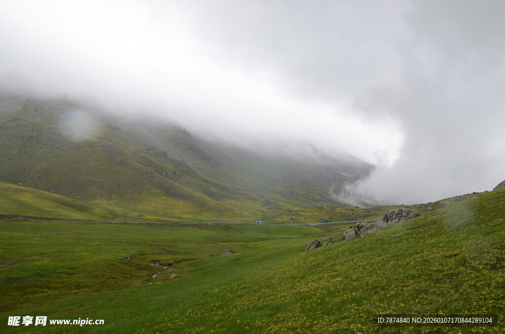 云雾缭绕的山间绿色景致