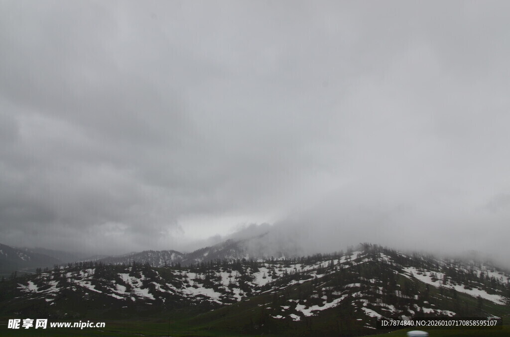 云雾缭绕的雪山景致