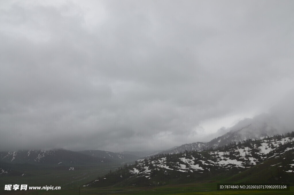 云雾缭绕的雪山景色