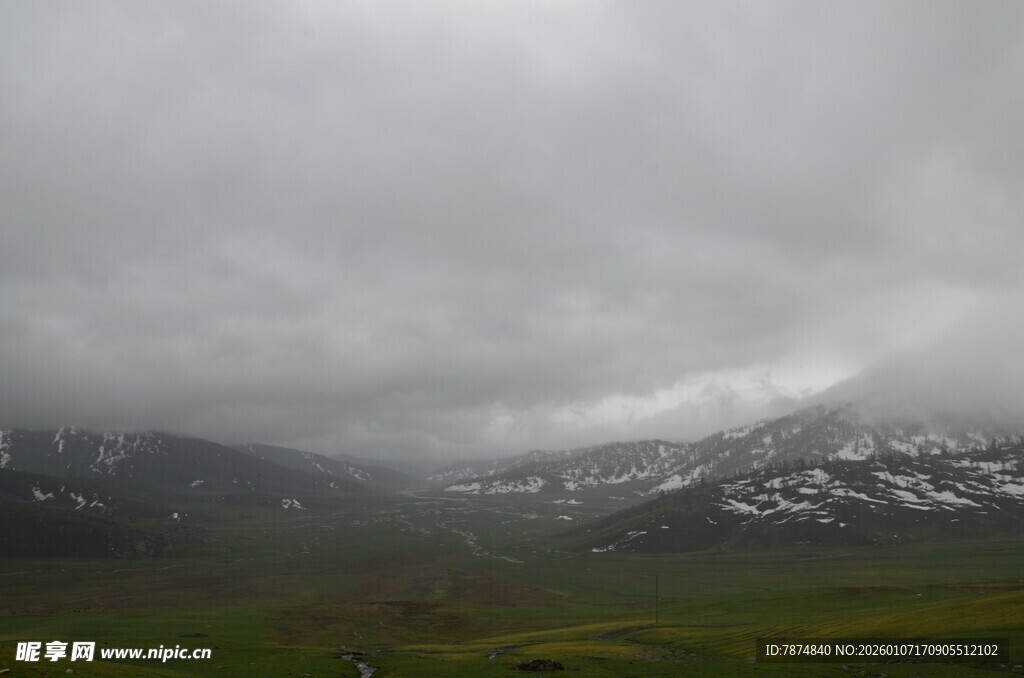 阴云下的山间草原景色