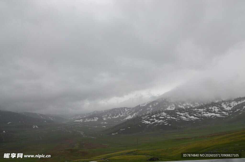 云雾缭绕的山峦景色