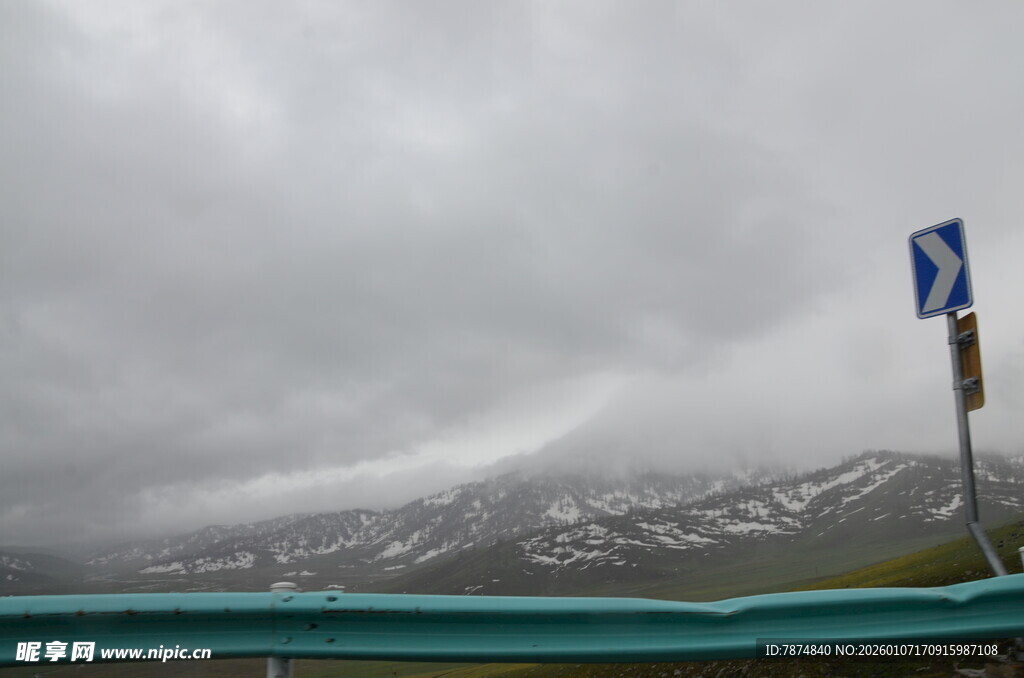 阴天公路旁的蓝色指示牌