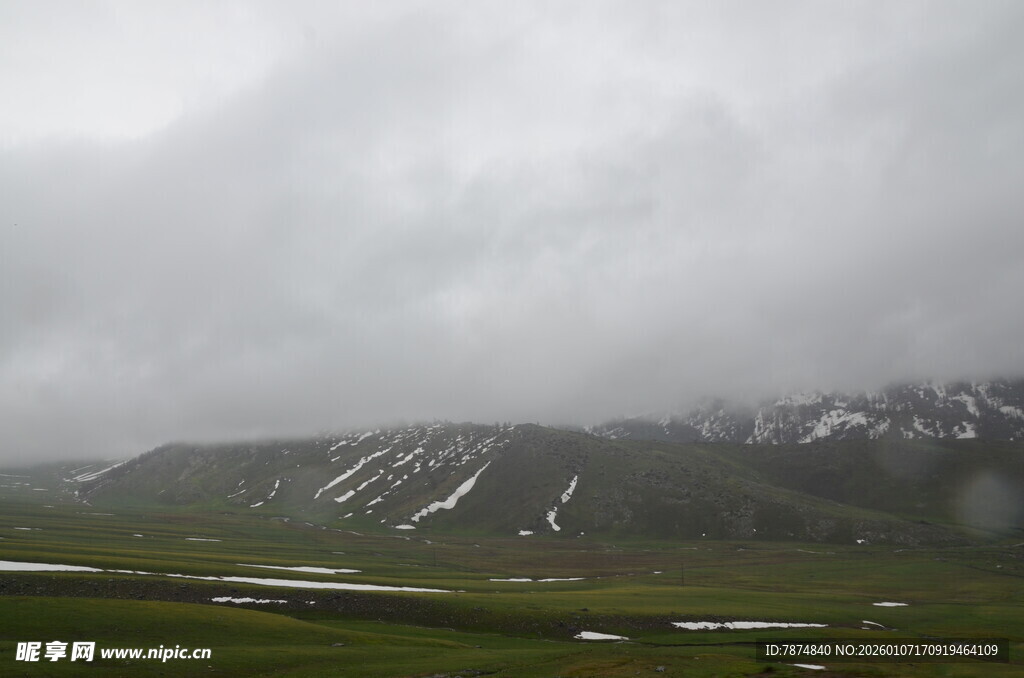 云雾缭绕的雪山草原风光