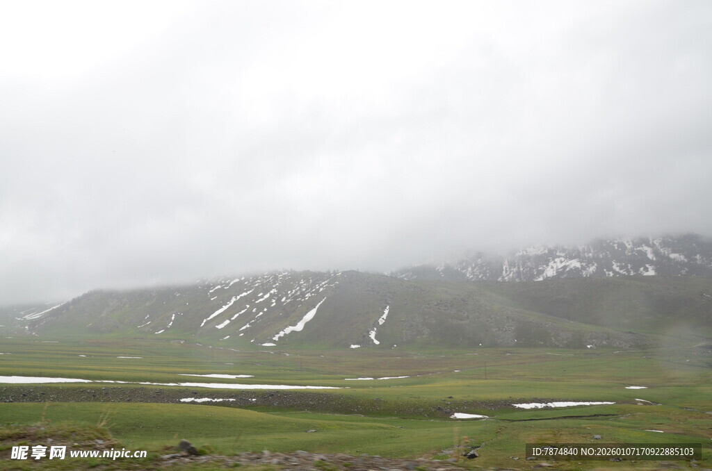 云雾缭绕的山间草原景色