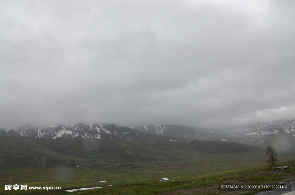 云雾缭绕的山间景色