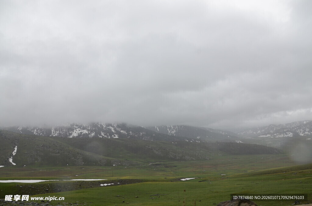 草原上的云雾缭绕山峦