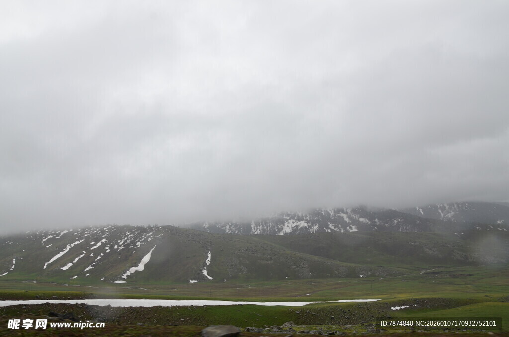 阴天雪山下的开阔景致