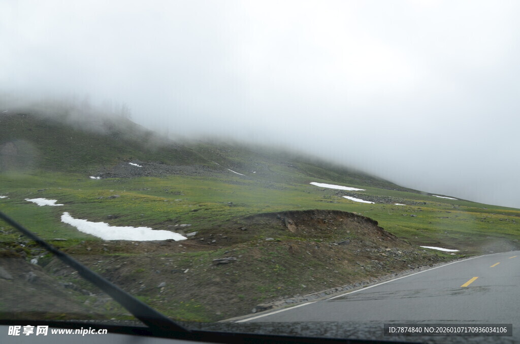 雨中驾车所见山间景色