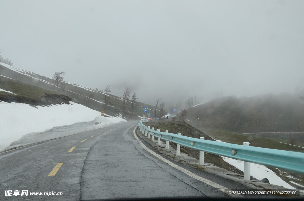 雾中雪路行车景象