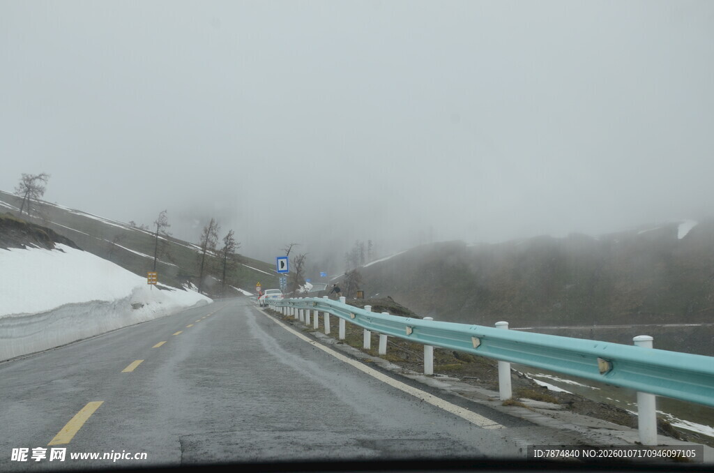 雾天行驶中的公路景象