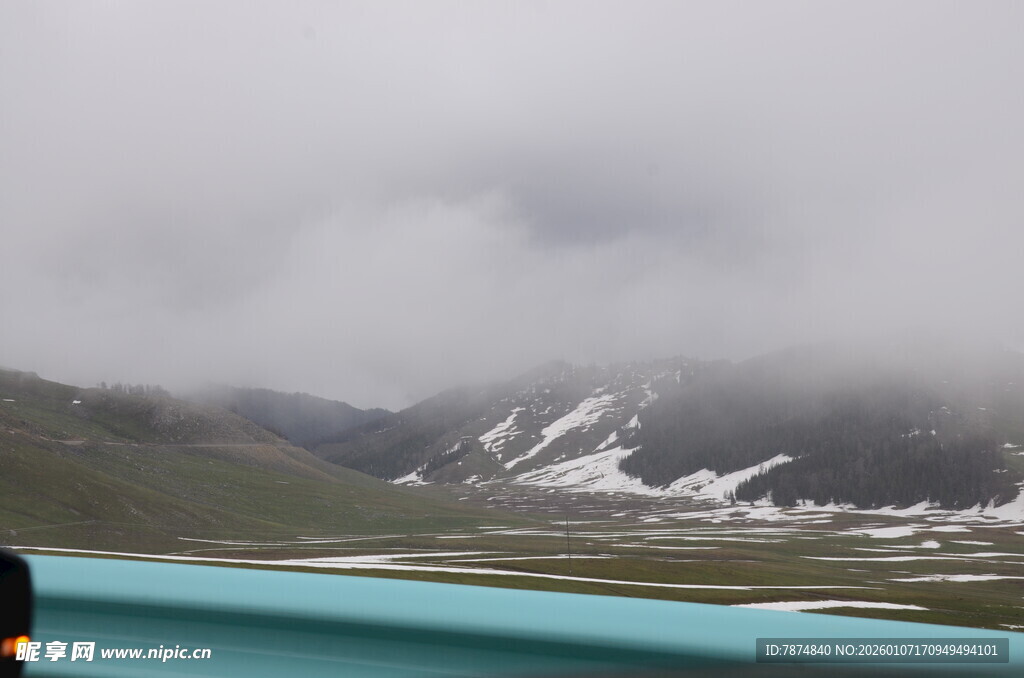 车窗外的雪山云雾景致