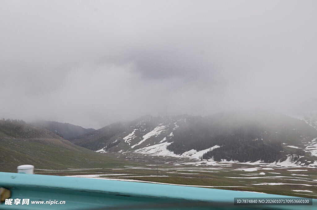 云雾缭绕的雪山远景