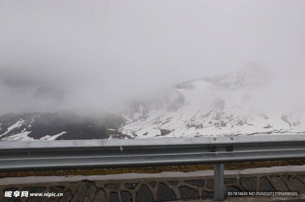 雪山公路景象