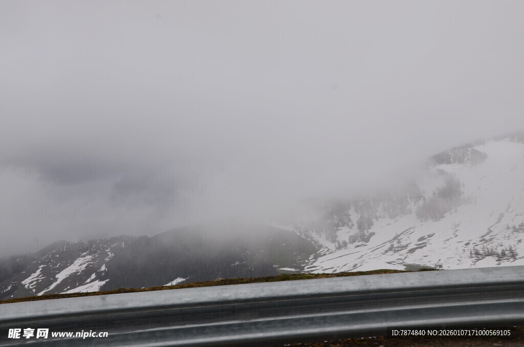 雪山公路云雾缭绕景象