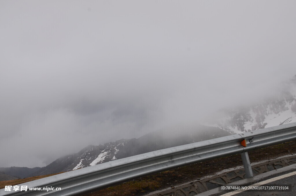 云雾缭绕的公路护栏景观