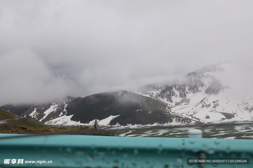 雪山下的幽蓝湖水
