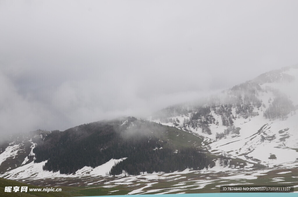 雪山云雾缭绕的壮美景观