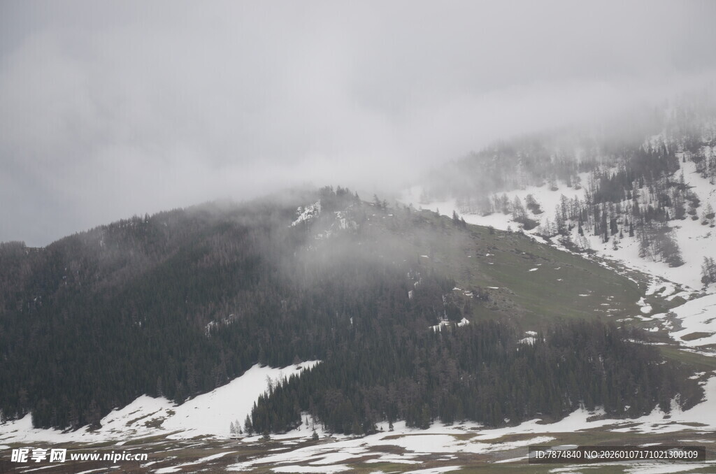 雪山云雾缭绕的壮美景色