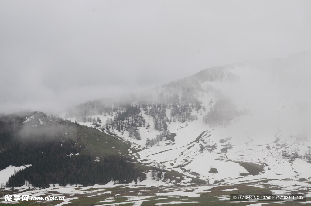 雪山云雾缭绕的壮美景观