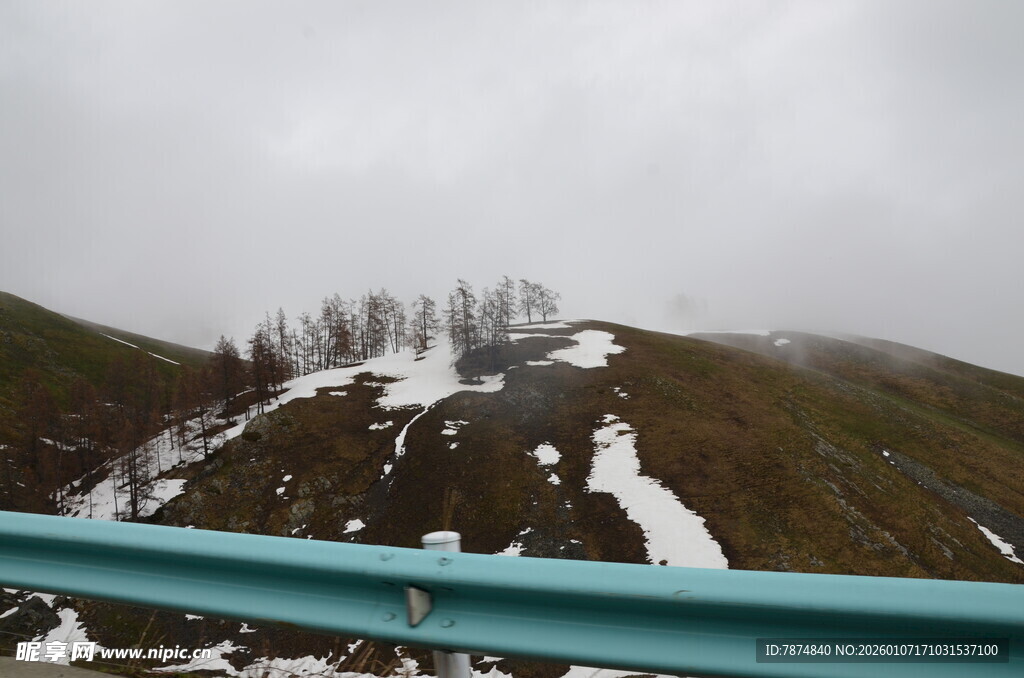 山间云雾缭绕的雪景