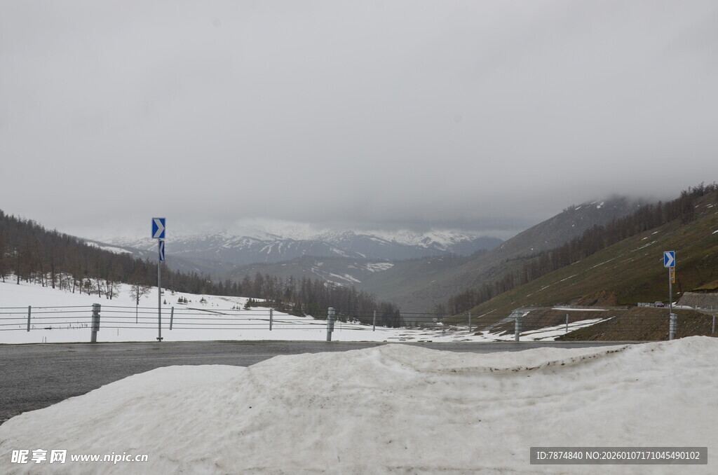 雪后山间道路雪景
