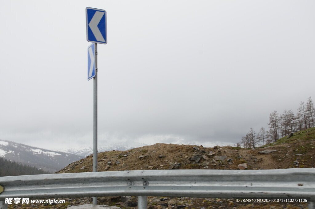 道路指示标志 山区景象