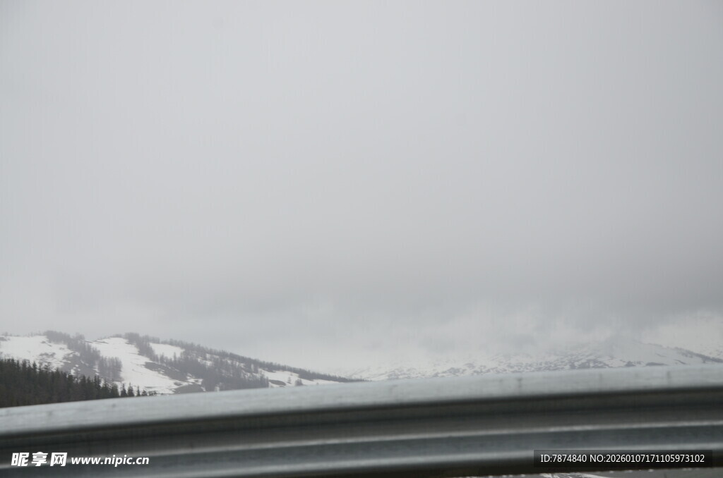 车窗外的雪山风景