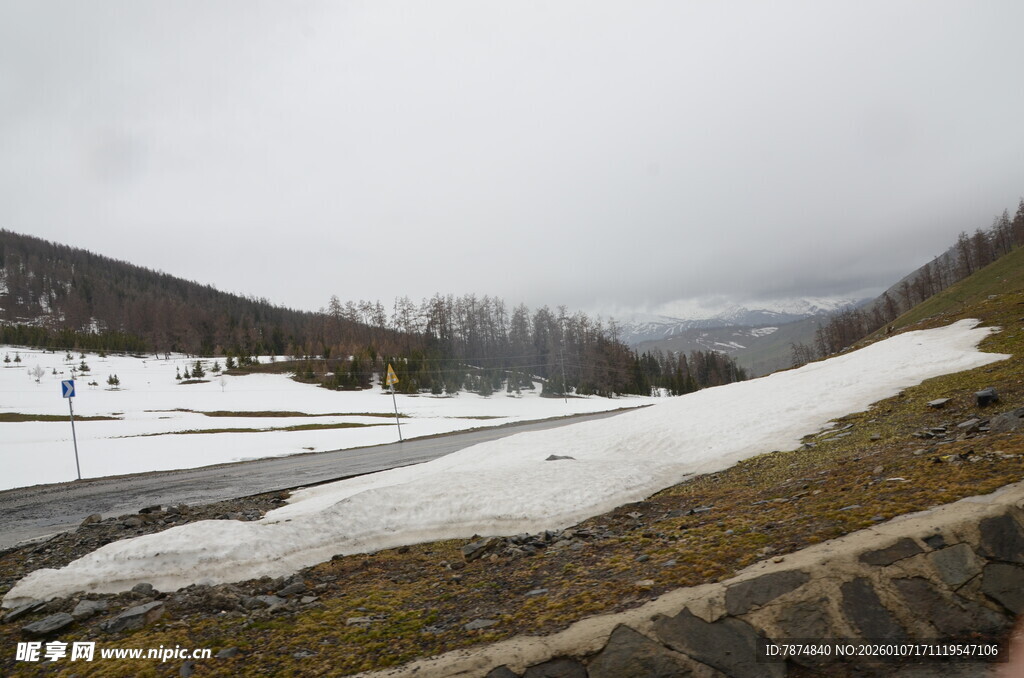 冬日山间雪景风光