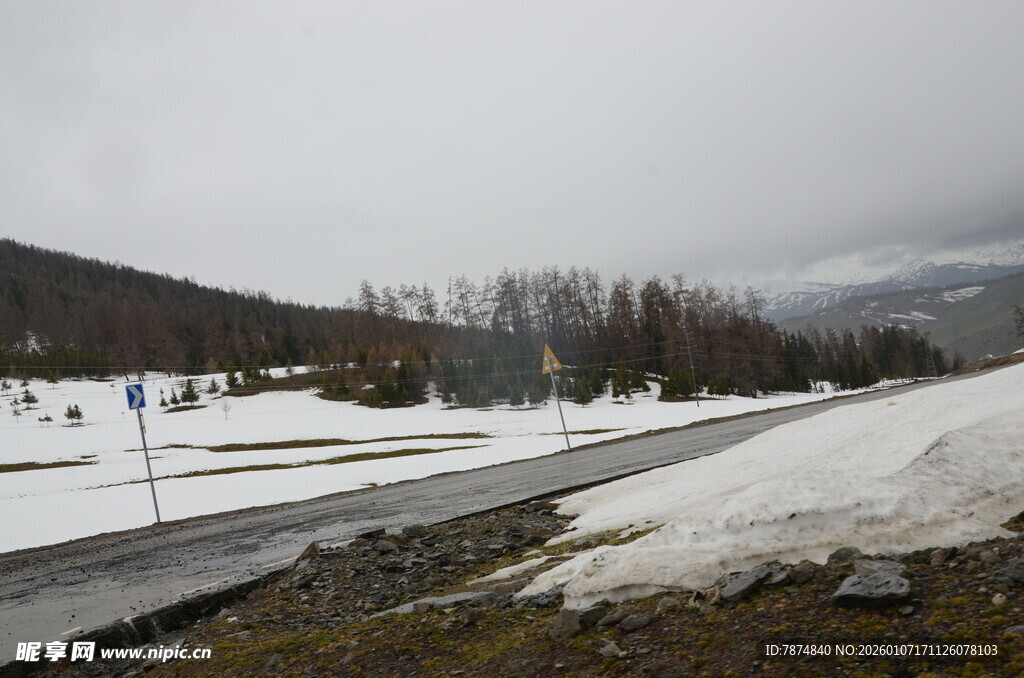 冬日雪景中的空旷道路