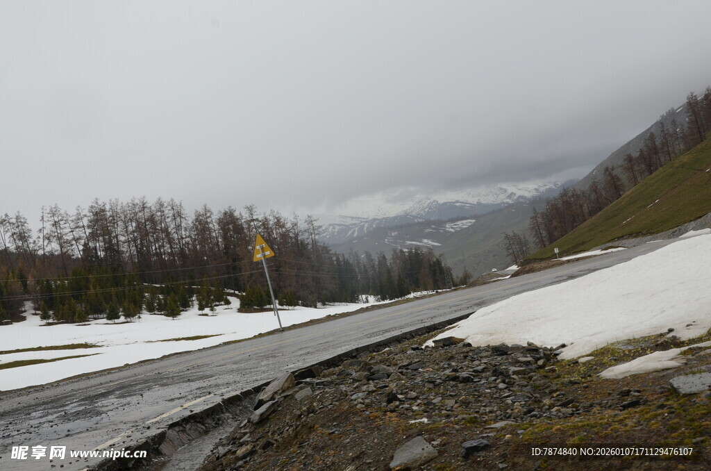 冬日山间公路雪景