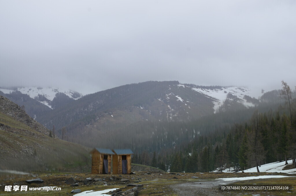 雪山下的古老建筑